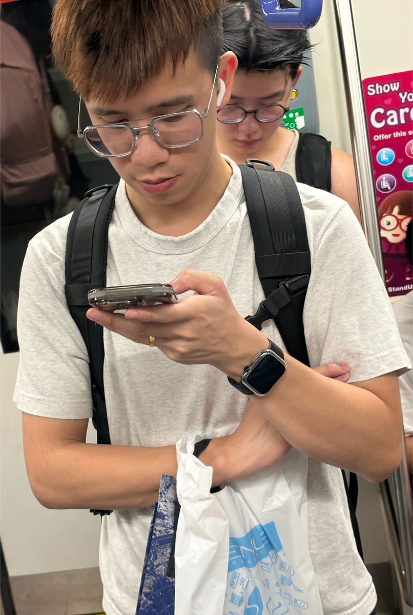 sgsundae's tweet photo. Wanted to take the guy behind but he blocked me. Also cute la. 2 for 1. https://t.co/blL2ZJ4BhK