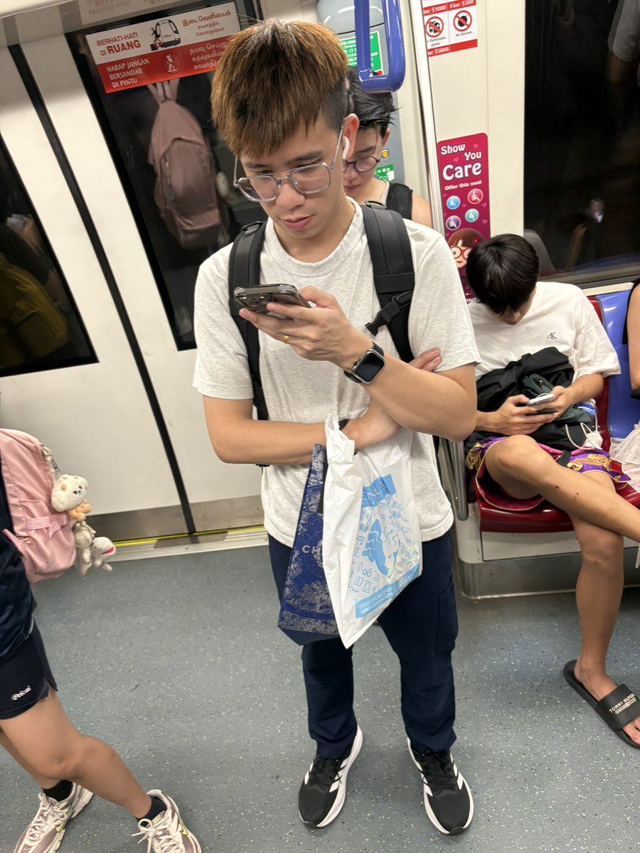 sgsundae's tweet photo. Wanted to take the guy behind but he blocked me. Also cute la. 2 for 1. https://t.co/blL2ZJ4BhK
