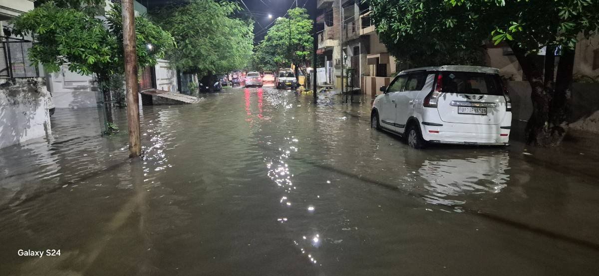 Chief30435M's tweet photo. Allahapur BHS near Tulsi Park has faced severe waterlogging for the second time in 3 days. Roads flood within 1–2 hours of rainfall. Please address this urgently
@NigamPrayagraj @CMOfficeUP https://t.co/6QIrOBQ9Ik