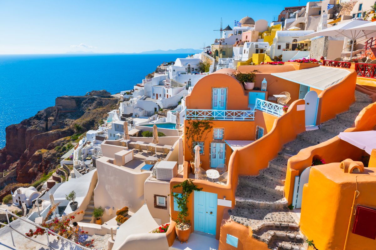 Alan100kg's tweet photo. Just landed in Santorini and grabbed the first morning coffee on the white balcony—blue domes, golden sea, and no plans except soaking up this magic. Life’s too short for boring views! https://t.co/nEKmxrj7Hf
