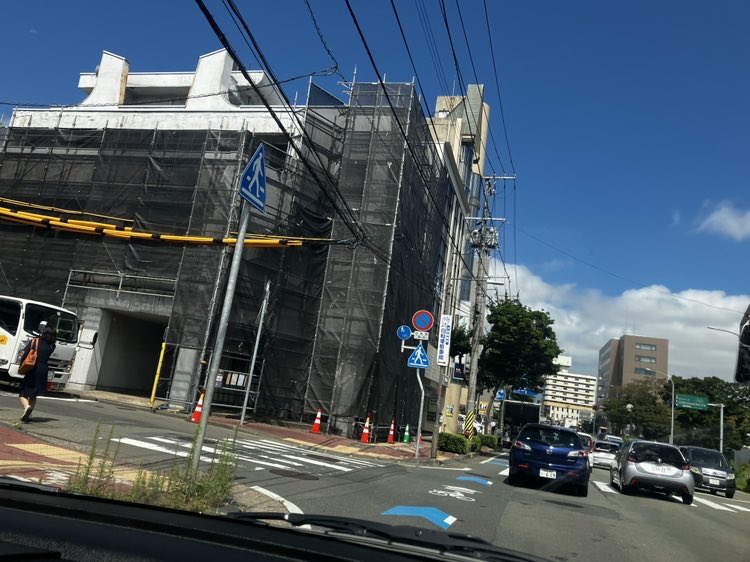 Miraika2018's tweet photo. 🚅　盛岡駅前ビル　プロジェクト　📃
外壁工事が始まりました👷

　どんなデザインか…
　　弊社スタッフの提案を
　　施主様に快諾頂き、
　　　　　みんなに愛されるビルへ🏙️

#盛岡　#不動産　#テナント募集
#工事中 https://t.co/wHkED6c4o0