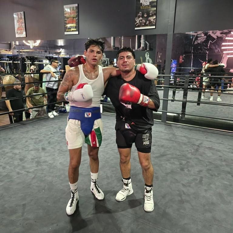 inaky_arzate's tweet photo. #BoxeoenCorto #BoxTelevisa
¡RIFADO TASHIRO!
Ángel Fierro tomando en cuenta por Ryan Garcia, que trabajó sesiones de sparring con el mexicano rumbo al choque con Conor Benn el sábado 12 de septiembre en Las Vegas.
@bxstrs @RyanGarcia #boxing @Zuffa_Boxing https://t.co/kdZ7wj1A3M