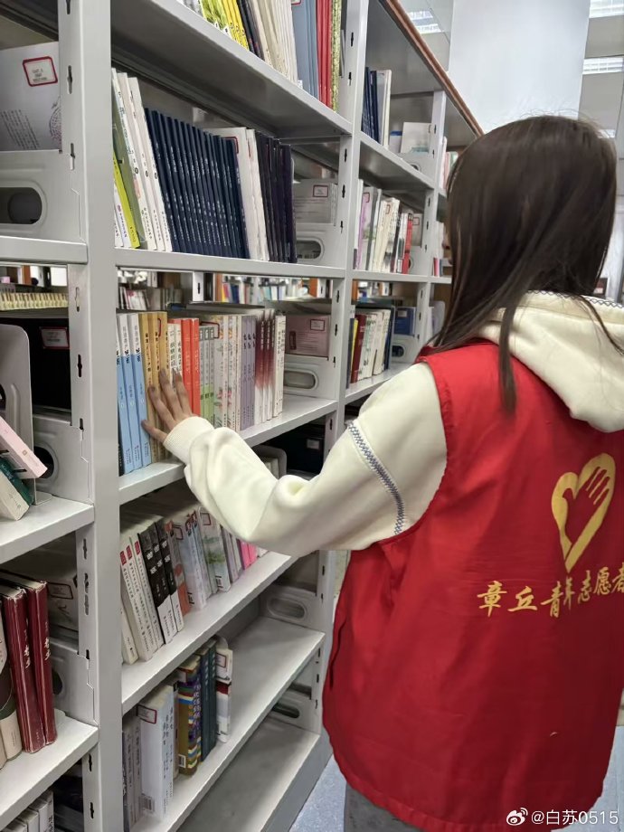 dalrun2667's tweet photo. 今天在社区做了旧物分拣志愿者，把居民捐的书籍、衣物分类打包，虽然耗了一下午，但想到这些东西能帮到有需要的人，心里特别踏实～下次社区活动还来！， https://t.co/cvu0SgO31v
