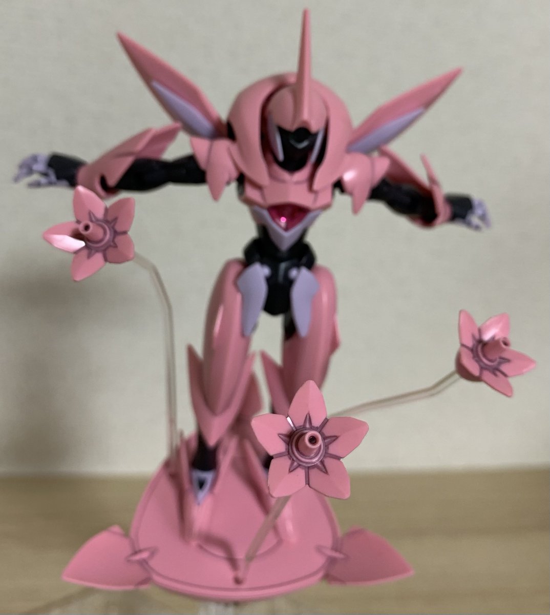 MatchanTarutaru's tweet photo. UE側のデザインは、恐竜ぽかったり、人のシルエットをしていつつも異形な面があり、挑戦的だったと思う

手に左右差の概念が無く共通の部品であったりなど

#ガンプラ
#HG
#機動戦士ガンダムAGE
#ファルシア https://t.co/oAQhg9K6iy