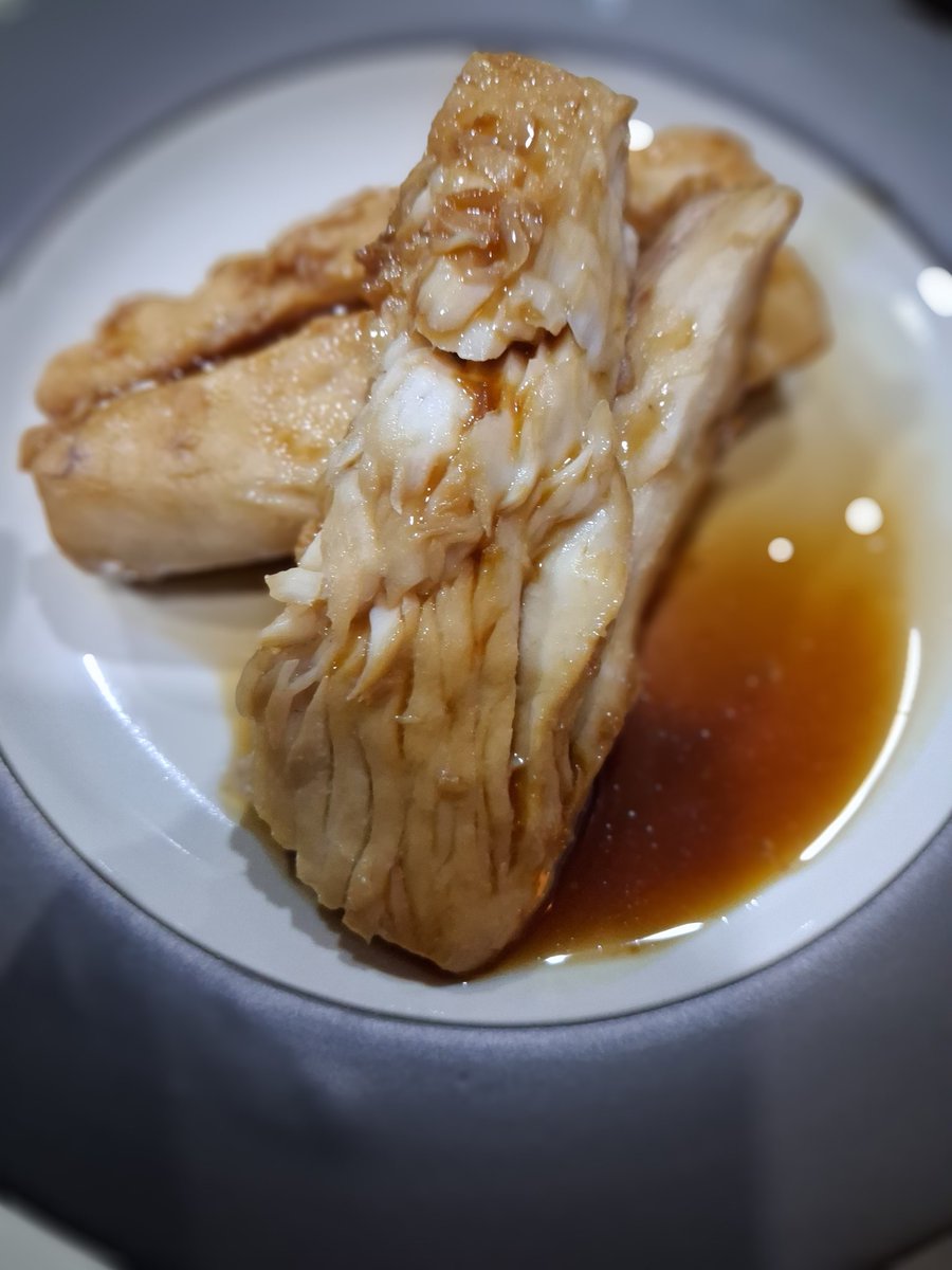 I_jakarta7's tweet photo. 先日購入したJENAHAが美味しかったので煮付けにしてみた🐟

詳しく調べてみたら
✔️日本では珍魚中の珍魚
✔️基本的にはインドネシアやマレーシアなどの現地を訪れた際に味わうべき絶品白身魚

安いし、ウマイし最高😭

駐在中にぜひ一度食べてみて！

#ジャカルタ駐在妻 #インドネシア生活 #魚 https://t.co/0TlGtz9CeF