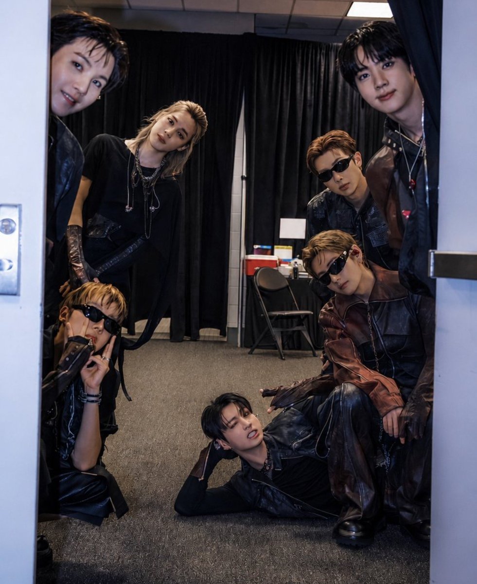 RV_tk7's tweet photo. Estoy devastada, desde que debutaron hasta el día de hoy ellos no hacen otra cosa que esforzarse y siempre dar lo mejor de ellos mismos, definitivamente se merecen todo lo que tienen 😿
#BTS https://t.co/pa9kUS1bCA