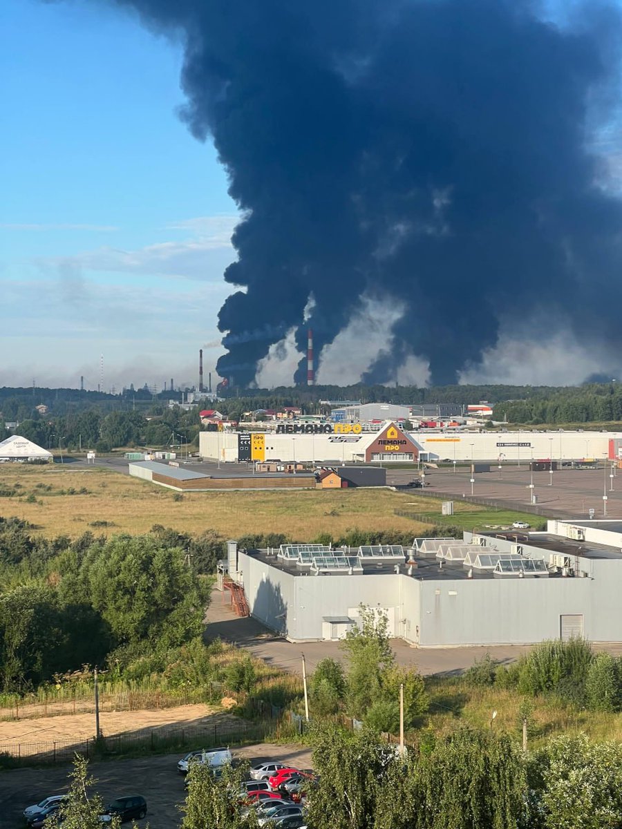 nexta_tv's tweet photo. ☕️ Ladies and gentlemen, it's another not-so-good morning in Russia! One of the country's largest oil refineries is on fire

A massive blaze at the Slavneft-YANOS refinery can be seen from all parts of Yaroslavl.

Three huge columns of smoke are rising into the sky.

The refinery processes around 15 million tonnes of crude oil per year and is among the five largest oil refineries in Russia. Since the beginning of 2026, the facility has caught fire at least six times.
