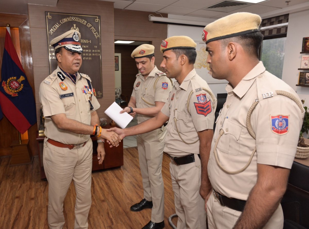 PrashantInsp's tweet photo. थाना भारत नगर North-West टीम ने ज़ब सिर्फ 60 मिनट के अंदर स्नैचिंग का मामला सुलझाया और 31 बार के शातिर आरोपी को गिरफ्तार किया किया तो Spl CP/कानून व्यवस्था जोन-I, दिल्ली श्री देवेश चंद्र श्रीवास्तव ने स्वयं टीम को अपने ऑफिस में बुला कि सम्मानित किया I ऐसे अधिकारी बहुत कम होते हैं https://t.co/EobojGbvBY