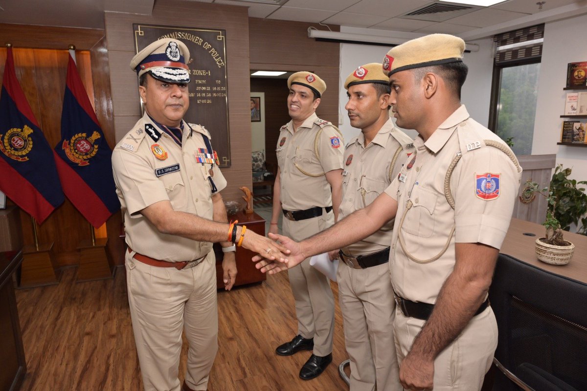 PrashantInsp's tweet photo. थाना भारत नगर North-West टीम ने ज़ब सिर्फ 60 मिनट के अंदर स्नैचिंग का मामला सुलझाया और 31 बार के शातिर आरोपी को गिरफ्तार किया किया तो Spl CP/कानून व्यवस्था जोन-I, दिल्ली श्री देवेश चंद्र श्रीवास्तव ने स्वयं टीम को अपने ऑफिस में बुला कि सम्मानित किया I ऐसे अधिकारी बहुत कम होते हैं https://t.co/EobojGbvBY