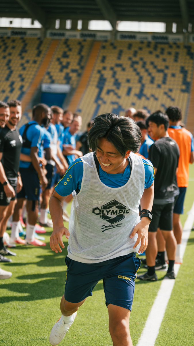 STVV_JP's tweet photo. 👏新加入の荒木遼太郎選手👏

チーム合流した時の
恒例の儀式で歓迎されました🙌

新加入・石渡ネルソン選手との
トレーニング前の様子も https://t.co/5WhrpyIasC
