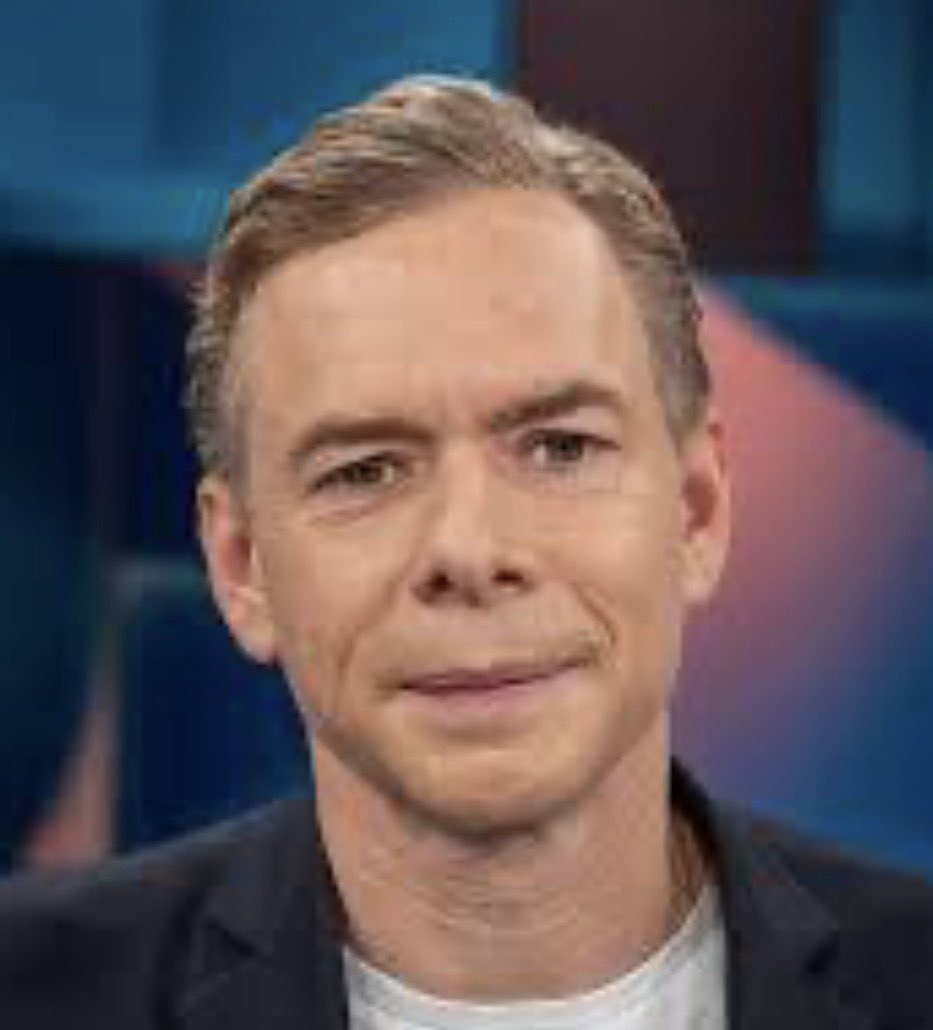 KrahMax's tweet photo. Mark Schieritz schrieb ein Buch darüber, dass alle zu dumm für die Demokratie sind außer ihm, und geriert sich als besonders erhaben über Ulrich Siegmunds Werdegang. Seine eigene akademische Vita - wenn man Googles KI glauben darf - ist freilich ein Baerbock 2.0: Magisterstudium PoWi/ VWL in Freiburg ohne Abschluss, mit Zwischenzeugnis an die LSE gewechselt, Masterarbeit also auch absehbar nicht einsehbar. In Harvard hat er an keinem Programm teilgenommen, maximal als Gast ein paar Vorlesungen besucht. Das war‘s. Danach Journalist. Das ist objektiv okay, aber eben nicht ansatzweise brillant und schon gar nichts, um ein praxisnahes FH-Studium gering schätzen zu können. Aber es folgt einem Muster: Es sind gerade die akademischen Aufschneider („in Harvard studiert“ 😂), die nun meinen, sich erheben zu müssen. Naheliegend, weil ihnen der Erfolg Ulrich Siegmunds vor dem Hintergrund eigener Durchschnittskarrieren das Letzte entwertet, worauf sie sich was einbilden: ihre letztlich doch nur durchschnittliche akademische Ausbildung!