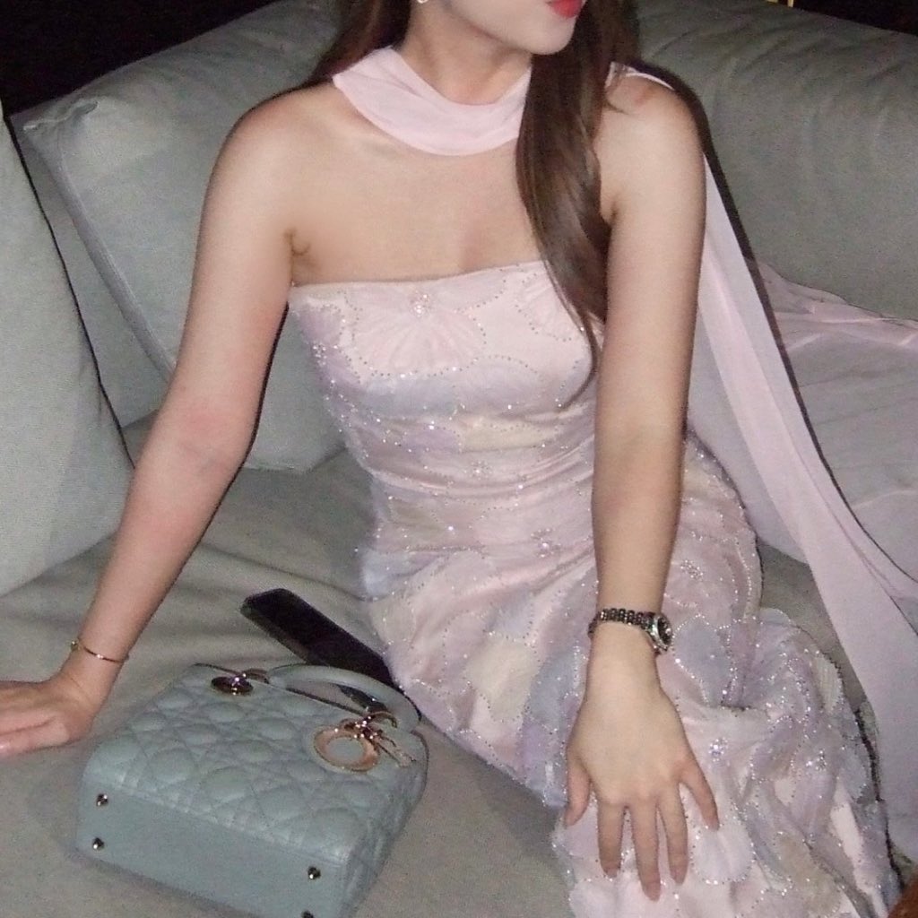 alonepord's tweet photo. ป้ายยาชุ��น้ำตาล-ชมพูที่เคยใส่ค่ะ คัตติ้งสวย ใส่แล้วโช้ะ ถ่ายรูปออกมาสวยมาก โทนสีไม่ฉูดฉาด แบบไม่แฟชั่นเกิน เก็บไว้ใส่หลายๆ งานได้ด้วย 💌 https://t.co/v8pQow7R2c