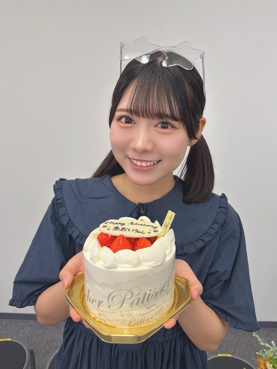 yamada_momoka__'s tweet photo. 葵お誕生日おめでとう🎉✨️
イコノイジョイの時からあおさんのポニテのファンなので、今回の宣材ポニテなのがとってもうれしい〜〜❣️🤍
今日みんなでお祝いできてうれしいな☺️♡
ケーキもみんなで食べようって言ってくれて、しろくまのように優しいあおさんでした🐻‍❄️️#大西葵生誕祭2026⋆˙⟡ https://t.co/AVkRIC6ZeB