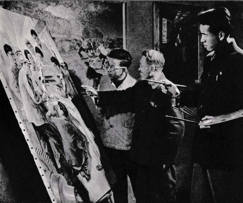 redbooks1966's tweet photo. Tung Lien-pao, a Chinese worker in an aluminium appliances plant, shows his new painting, c. 1960 https://t.co/njORjsqGP4