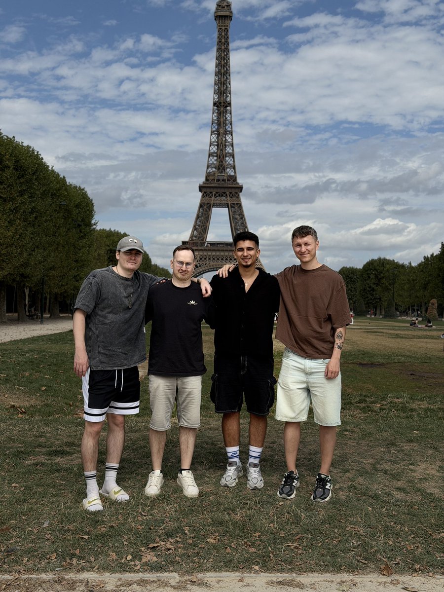 SINNERS_Esports's tweet photo. Paris, we just came inside you 🇫🇷 (@kisserekk &amp; @stressarncs waiting room) https://t.co/cesQBtjSqD