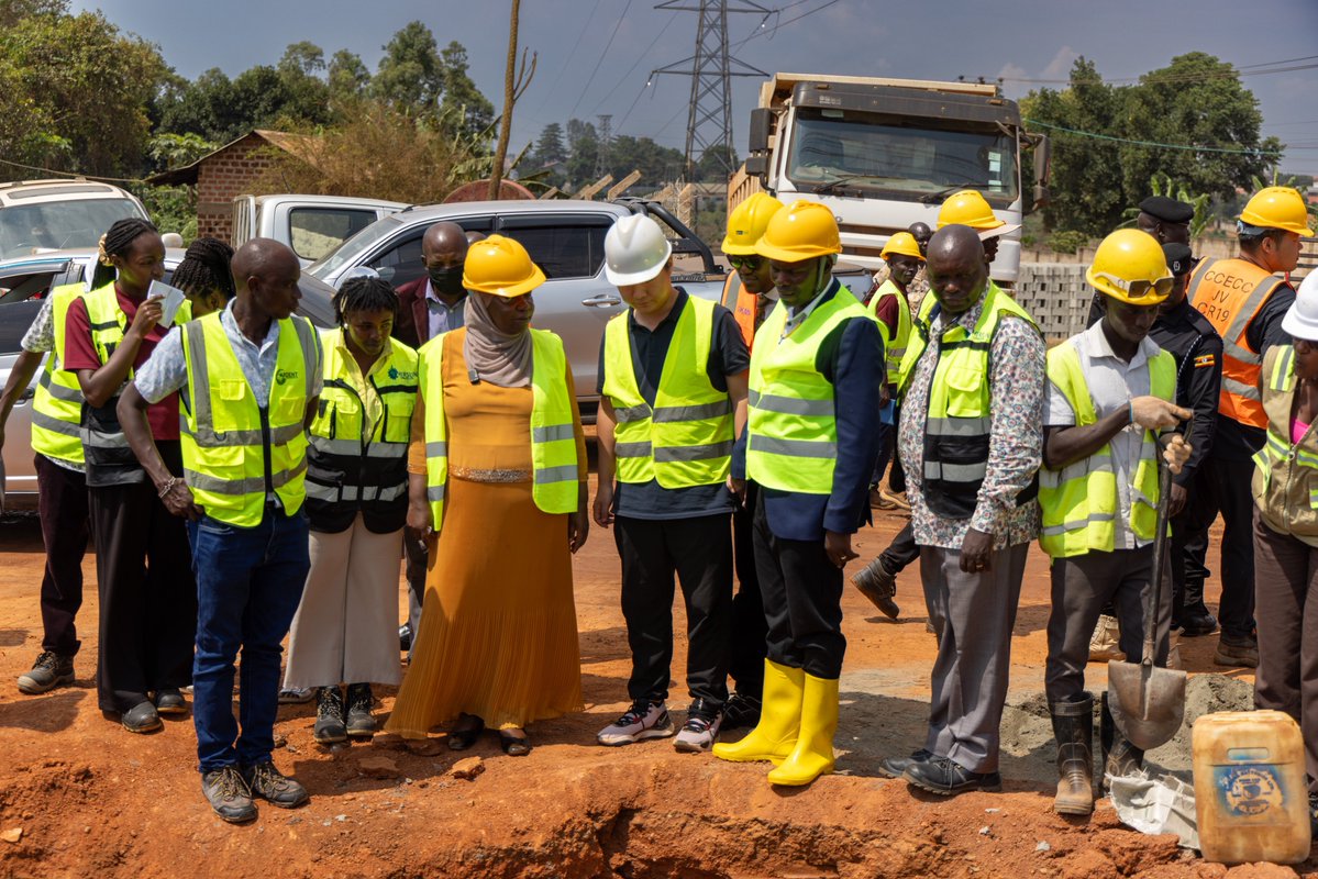 Alfrednsaba's tweet photo. 🚧Road rehabilitation projects in Kira and Entebbe municipalities are advancing under the Greater Kampala Metropolitan Area Urban Development Programme (GKMA-UDP), supported by partners like the World Bank Group and French Development Agency (AFD). Ministers inspected the sites to review construction milestones.

The roadworks in @KiraMC1965778 & @Entebbe_MC are progressing steadily. Yesterday, the Minister & Minister of State for Kampala Capital City & Metropolitan Affairs, @HajjatMinsa & @kyofakabuye2 inspected the projects & commended progress made so far. @WorldBankGroup   @AFD_en

Project Overview
 -Scope: Upgrading municipal roads, drainage systems, and transport links.
 -Funding & Support: Backed by international development financing to improve regional connectivity.

Oversight and Progress
 +Inspections: Joint tours led by national and metropolitan affairs ministry leaders to evaluate contractor performance.
 +Community Impact: Aimed at reducing traffic congestion, improving drainage, and upgrading local infrastructure.