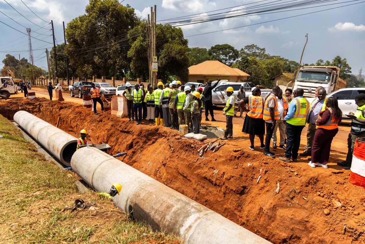 Alfrednsaba's tweet photo. 🚧Road rehabilitation projects in Kira and Entebbe municipalities are advancing under the Greater Kampala Metropolitan Area Urban Development Programme (GKMA-UDP), supported by partners like the World Bank Group and French Development Agency (AFD). Ministers inspected the sites to review construction milestones.

The roadworks in @KiraMC1965778 & @Entebbe_MC are progressing steadily. Yesterday, the Minister & Minister of State for Kampala Capital City & Metropolitan Affairs, @HajjatMinsa & @kyofakabuye2 inspected the projects & commended progress made so far. @WorldBankGroup   @AFD_en

Project Overview
 -Scope: Upgrading municipal roads, drainage systems, and transport links.
 -Funding & Support: Backed by international development financing to improve regional connectivity.

Oversight and Progress
 +Inspections: Joint tours led by national and metropolitan affairs ministry leaders to evaluate contractor performance.
 +Community Impact: Aimed at reducing traffic congestion, improving drainage, and upgrading local infrastructure.