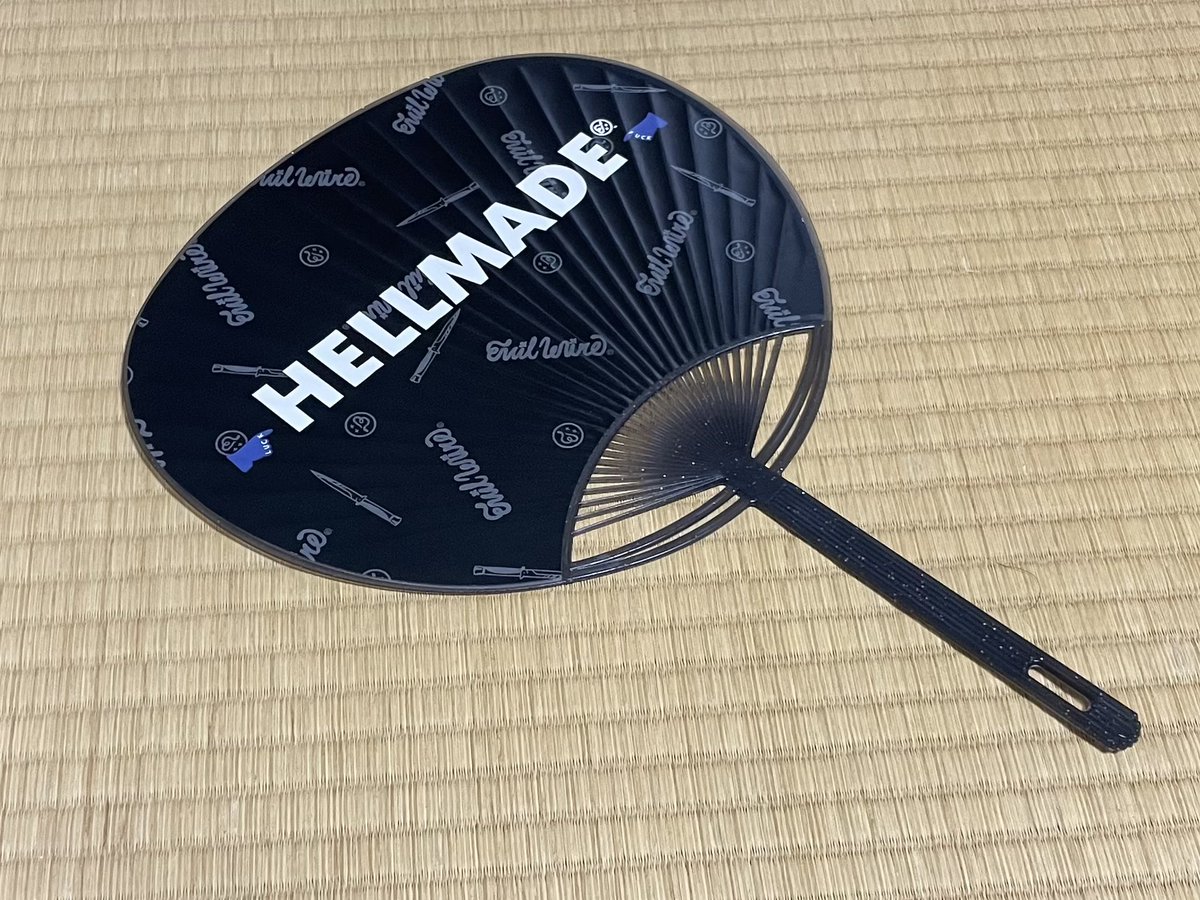 beny93308789's tweet photo. 昨日頼んだ品々が着弾してました〜
元々頼んだビーサンにバッテリーステッカー、そして黒Tシャツ‼︎
今まで着れなかったEVILWIREを遂に着用出来ます🥳
ラメ入り団扇も程よいサ���ズ感で夏を楽しめそうです。
#evilwire https://t.co/1jTJoKBJ1u