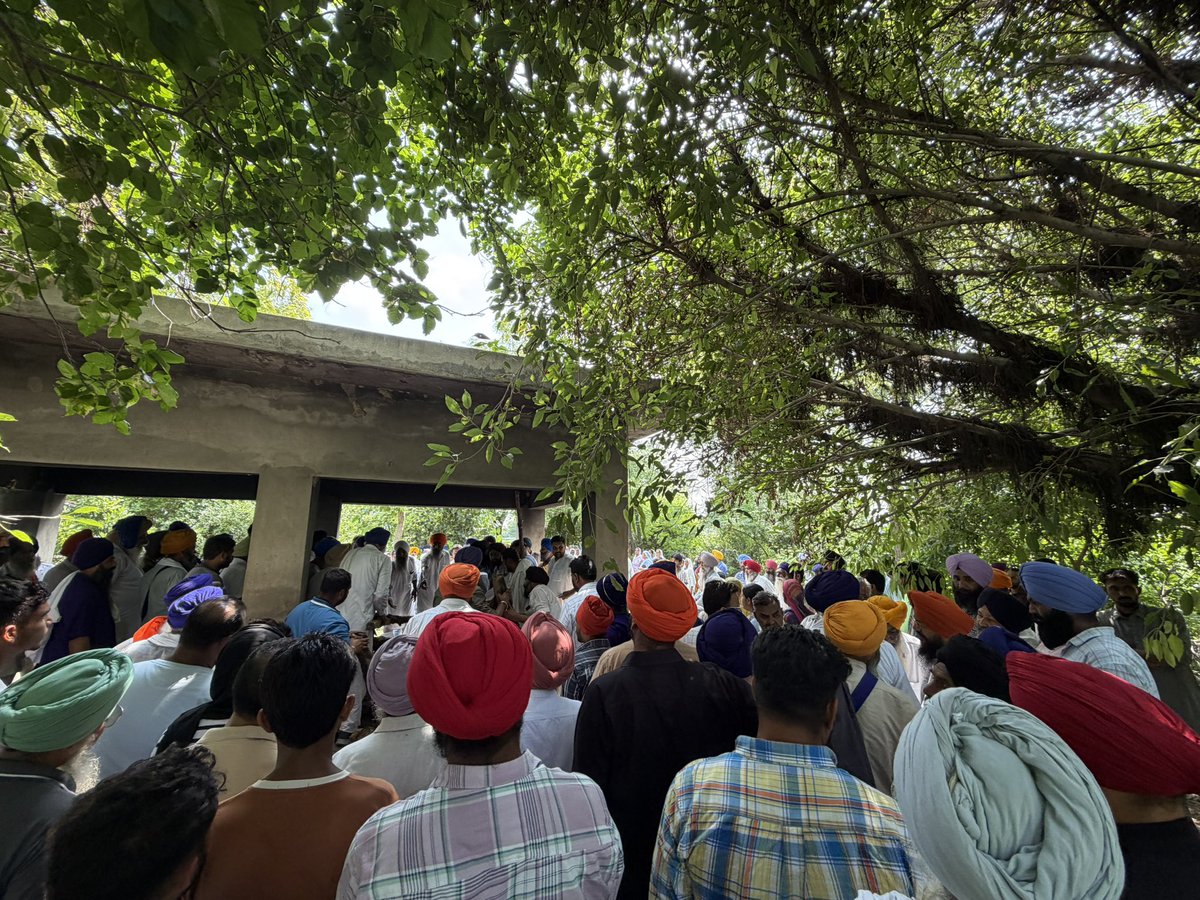 TarsemSofficial's tweet photo. ਝਬਾਲ ਵਿਖੇ ਵਾਪਰੇ ਗੋਲੀਕਾਂਡ ਵਿੱਚ ਦੋ ਸਕੇ ਭਰਾਵਾਂ ਦੀ ਹੋਈ ਮੌਤ ਬੇਹੱਦ ਮੰਦਭਾਗੀ ਅਤੇ ਹਿਰਦੇ ਨੂੰ ਝੰਜੋੜ ਦੇਣ ਵਾਲੀ ਘਟਨਾ ਹੈ।
ਅਕਾਲੀ ਦਲ ‘ਵਾਰਿਸ ਪੰਜਾਬ ਦੇ’ ਜਥੇਬੰਦੀ ਦੀ ਸੀਨੀਅਰ ਲੀਡਰਸ਼ਿਪ ਵੱਲੋਂ ਪਰਿਵਾਰ ਨਾਲ ਦੁੱਖ ਸਾਂਝਾ ਕੀਤਾ ਗਿਆ ਵਾਹਿਗੁਰੂ ਪਰਿਵਾਰ ਨੂੰ ਅਸਹਿ ਦੁੱਖ ਸਹਿਣ ਦਾ ਬਲ ਬਖਸ਼ੇ ।। https://t.co/Ks3eqQtBkM