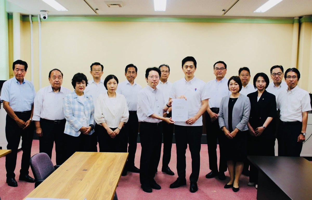 izumiohtake's tweet photo. 公明党大阪府議団として大阪府に対し「令和8年度 施策ならびに行財政運営に関する要望」を行いました。
物価高に対する府独自の支援や中小企業への支援、少子化対策や教育課題、地域交通の問題等を要望。
熊本地震で災害関連死が起きたことを踏まえ避難所環境の改善等を要望しました。
#大竹いずみ https://t.co/dYSmi6z1Fp
