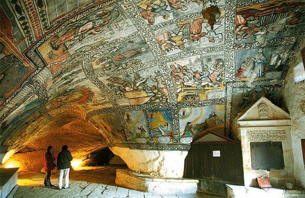 gomezdetejada's tweet photo. Cuevas de Ojo Guareña. Cueva y ermita de San Tirso y San Bernabé, en Cuevas (Burgos).

La Ermita rupestre de San Bernabé, conserva en su interior el altar principal con la talla de San Tirso del s. XIII. Toda la bóveda natural está decorada con pinturas realizadas en 1705 y que narran los suplicios sufridos por San Tirso. Una cenefa lateral ilustra once milagros atribuidos a San Tirso, datados de los siglos XVII y XVIII. 

Dentro de la Ermita en algunas galerías adyacentes se encuentra la llamada pila del Santo, según la tradición estas pilas se llenan milagrosamente por intercesión del Santo; por eso se dice que es agua milagrosa que sirve para curar enfermedades.

Monumento Natural de Ojo Guareña, Bien de Interés Cultural (BIC) y Lugar de Importancia Comunitaria (LIC).