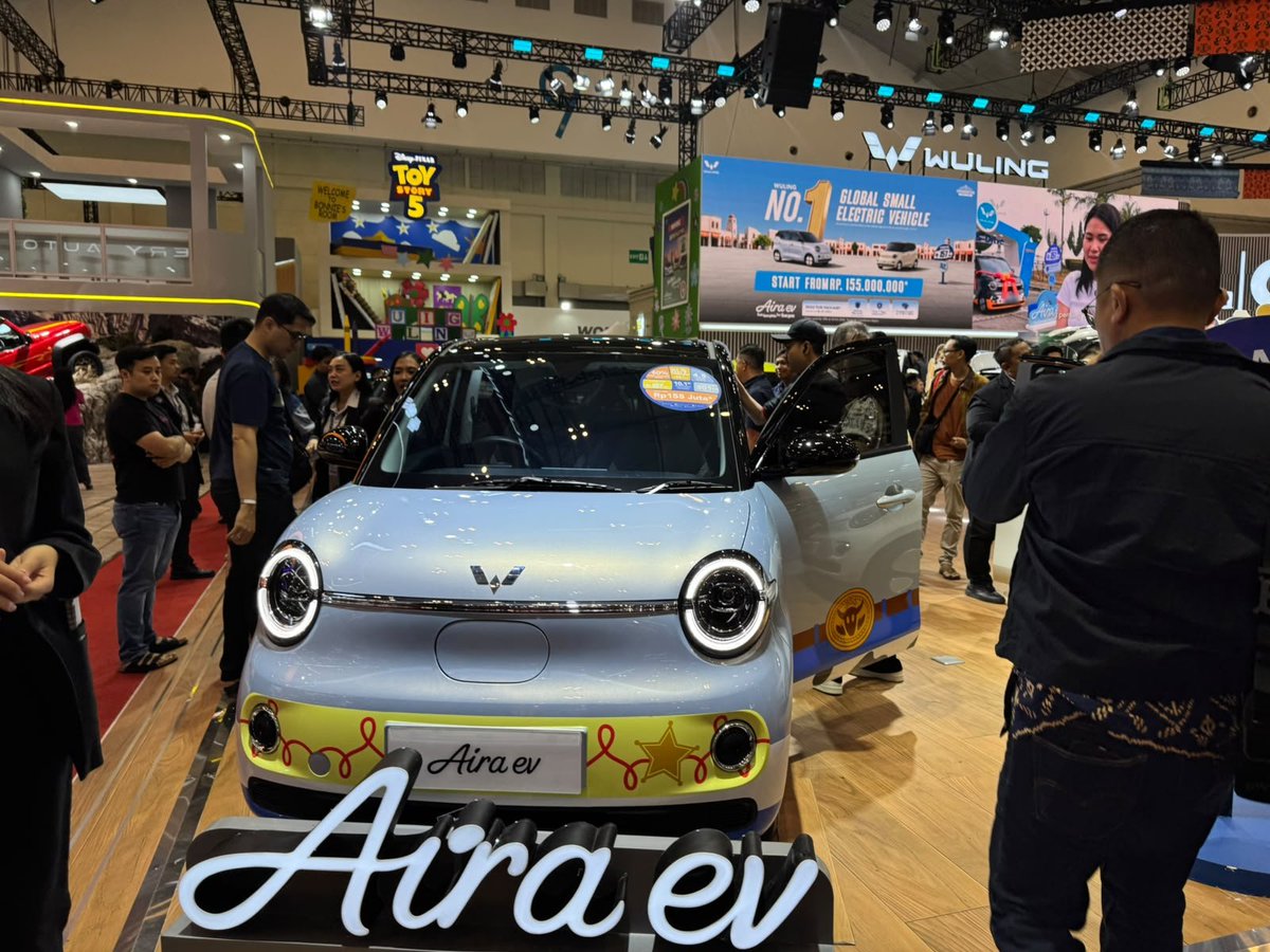 ditopuccino's tweet photo. Aku termasuk tipe yang kalau beli kendaraan mikirnya jangka panjang. 

Kalau harganya masih masuk budget, biaya operasional lebih efisien, dan nyaman dipakai daily, menurutku Wuling Aira-ev memang punya value yang worth it. 

#WulingAiraev #WulingGIIAS2026 https://t.co/yKbqgaCFqV