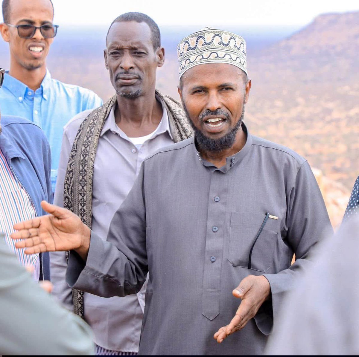 KadarDabeco's tweet photo. Wuxuu noogu jiraa Boos-kii ilmo  macalin Muxumed 
Hilowle Macalin &amp; Cumar Macalin rabbi naxariistii jano haka waraabiyee.
Sheekha Alle ha barakeeyo.

Kudayo #RDM https://t.co/qXQA8ttciQ