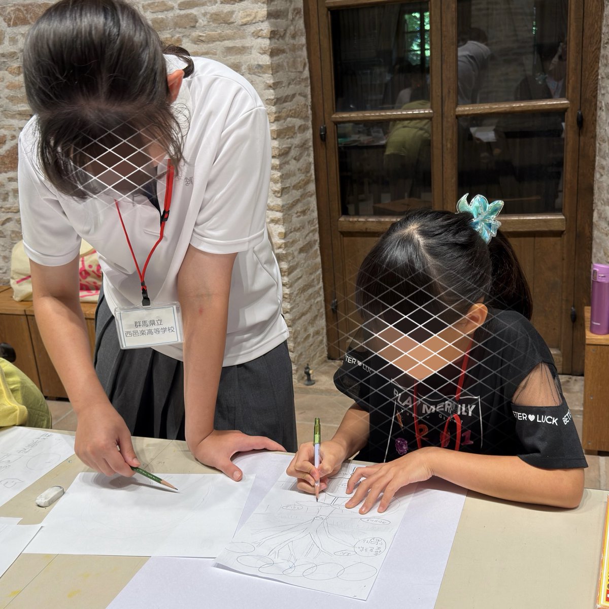 nishibi8's tweet photo. 館林美術館　宿題相談室

8月4日と6日の二日間、小中学生を対象に、美術のお姉さんとして頑張りました。ありがたいことに両日共に即定員に達したそうです。
普段は高校で美術を教わっているお姉さん達ですが、教える立場になるとなかなか思うようにいかなかったかな？そういう経験も貴重ですね。 https://t.co/Ymj398giEm