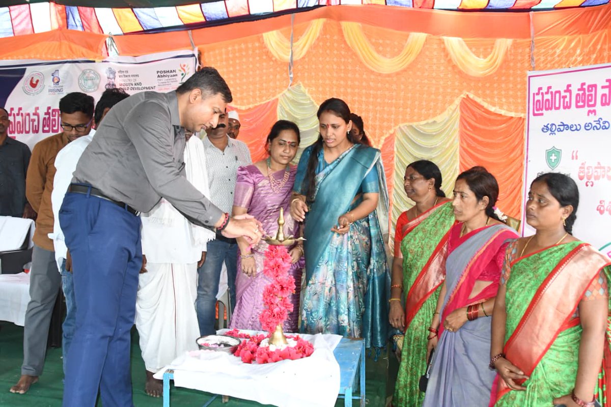 Collector_ADB's tweet photo. గురువారం ఆదిలాబాదు గ్రామీణ మండలం సిరికొండ గ్రామంలో నిర్వహించిన 'ప్రపంచ తల్లి పాల వారోత్సవాల' ప్రత్యేక కార్యక్రమానికి జిల్లా కలెక్టర్ రాజర్షిషా ముఖ్య అతిథిగా హాజరై, జ్యోతి ప్రజ్వలన చేసి కార్యక్రమాన్ని ప్రారంభించారు. 

అనంతరం తల్లిపాల వారోత్సవాలకు సంబంధించిన పోస్టర్ ను కలెక్టర్ ఆవిష్కరించి, అంగన్వాడీల ఆధ్వర్యంలో ఏర్పాటు చేసిన ఫుడ్ స్టాల్ లను సందర్శించారు.

కార్యక్రమంలో భాగంగా గ్రామానికి చెందిన పలువురు చిన్న పిల్లలకు కలెక్టర్ చేతుల మీదుగా అన్నప్రాసన చేశారు.

ఈ కార్యక్రమంలో జిల్లా మహిళా శిశు సంక్షేమ శాఖ అధికారి మిల్కా, గ్రామ సర్పంచ్ మాధవి కిషన్, ఆదిలాబాదు గ్రామీణ మండల తహసీల్దార్ గోవింద్, సీడీపీఓ సౌందర్య, వైద్యాధికారిణి డాక్టర్ ఆశాకిరణ్, అంగన్వాడీ, ఆశా కార్యకర్తలు, గ్రామస్థులు పాల్గొన్నారు-1/2.
#Adilabad #GovernmentOfTelangana #IPRTELANGANA #TelanganaRising2047 #TelanganaRising #Telangana #BreastfeedingInIndia #BreastfeedIndia #Breastfeeding #BreastfedBaby #BreastfedBabies #motherhood #breastfeedingjourney #breastfedsecond
@TelanganaCMO
@TelanganaCS
@CPRO_TGCM
@Bhatti_Mallu
@INC_Ponguleti
@jupallyk_rao
@seethakkaMLA
@DamodarCilarapu
@RajarshiShahIAS
@MinistryWCD 
@WCDTelangana 
@MoHFW_INDIA
@TelanganaHealth
@DeptHealthRes
@CHFW_NHMTG
@PIBHindi
@PIB_India
@MIB_India
@PTI_News
@DCsofIndia
@DDNewslive
@DDNational
@IasTelangana
@IPRTelangana
@IasTelangana
@IPRTelangana
@PIBHyderabad