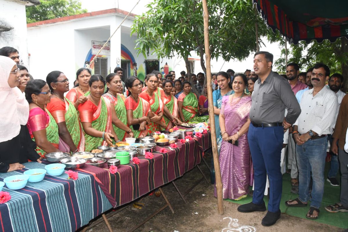 Collector_ADB's tweet photo. గురువారం ఆదిలాబాదు గ్రామీణ మండలం సిరికొండ గ్రామంలో నిర్వహించిన 'ప్రపంచ తల్లి పాల వారోత్సవాల' ప్రత్యేక కార్యక్రమానికి జిల్లా కలెక్టర్ రాజర్షిషా ముఖ్య అతిథిగా హాజరై, జ్యోతి ప్రజ్వలన చేసి కార్యక్రమాన్ని ప్రారంభించారు. 

అనంతరం తల్లిపాల వారోత్సవాలకు సంబంధించిన పోస్టర్ ను కలెక్టర్ ఆవిష్కరించి, అంగన్వాడీల ఆధ్వర్యంలో ఏర్పాటు చేసిన ఫుడ్ స్టాల్ లను సందర్శించారు.

కార్యక్రమంలో భాగంగా గ్రామానికి చెందిన పలువురు చిన్న పిల్లలకు కలెక్టర్ చేతుల మీదుగా అన్నప్రాసన చేశారు.

ఈ కార్యక్రమంలో జిల్లా మహిళా శిశు సంక్షేమ శాఖ అధికారి మిల్కా, గ్రామ సర్పంచ్ మాధవి కిషన్, ఆదిలాబాదు గ్రామీణ మండల తహసీల్దార్ గోవింద్, సీడీపీఓ సౌందర్య, వైద్యాధికారిణి డాక్టర్ ఆశాకిరణ్, అంగన్వాడీ, ఆశా కార్యకర్తలు, గ్రామస్థులు పాల్గొన్నారు-1/2.
#Adilabad #GovernmentOfTelangana #IPRTELANGANA #TelanganaRising2047 #TelanganaRising #Telangana #BreastfeedingInIndia #BreastfeedIndia #Breastfeeding #BreastfedBaby #BreastfedBabies #motherhood #breastfeedingjourney #breastfedsecond
@TelanganaCMO
@TelanganaCS
@CPRO_TGCM
@Bhatti_Mallu
@INC_Ponguleti
@jupallyk_rao
@seethakkaMLA
@DamodarCilarapu
@RajarshiShahIAS
@MinistryWCD 
@WCDTelangana 
@MoHFW_INDIA
@TelanganaHealth
@DeptHealthRes
@CHFW_NHMTG
@PIBHindi
@PIB_India
@MIB_India
@PTI_News
@DCsofIndia
@DDNewslive
@DDNational
@IasTelangana
@IPRTelangana
@IasTelangana
@IPRTelangana
@PIBHyderabad