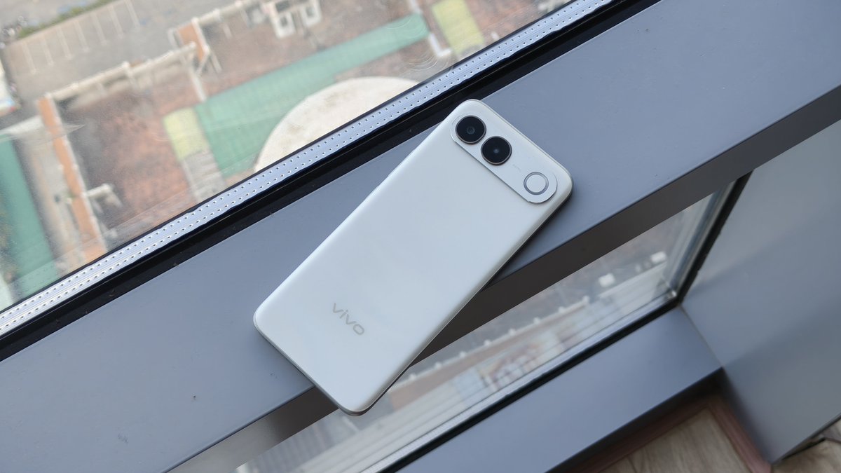 fossbytes14's tweet photo. vivo has just launched the S2 in India, starting at ₹39,999

The standout spec? A massive 7,050mAh battery in a phone that's just 7.99mm thick.

You also get:
• 6.83-inch 1.5K 120Hz AMOLED display
• Dimensity 7360-Turbo
• 50MP main + 32MP selfie camera
• 44W fast charging
• IP68 + IP69 rating
• OriginOS 6 based on Android 16
• 8GB RAM + up to 256GB UFS 3.1 storage

The battery is impressive, but LPDDR4X RAM at ₹39,999 feels a little dated. Review coming soon 👀