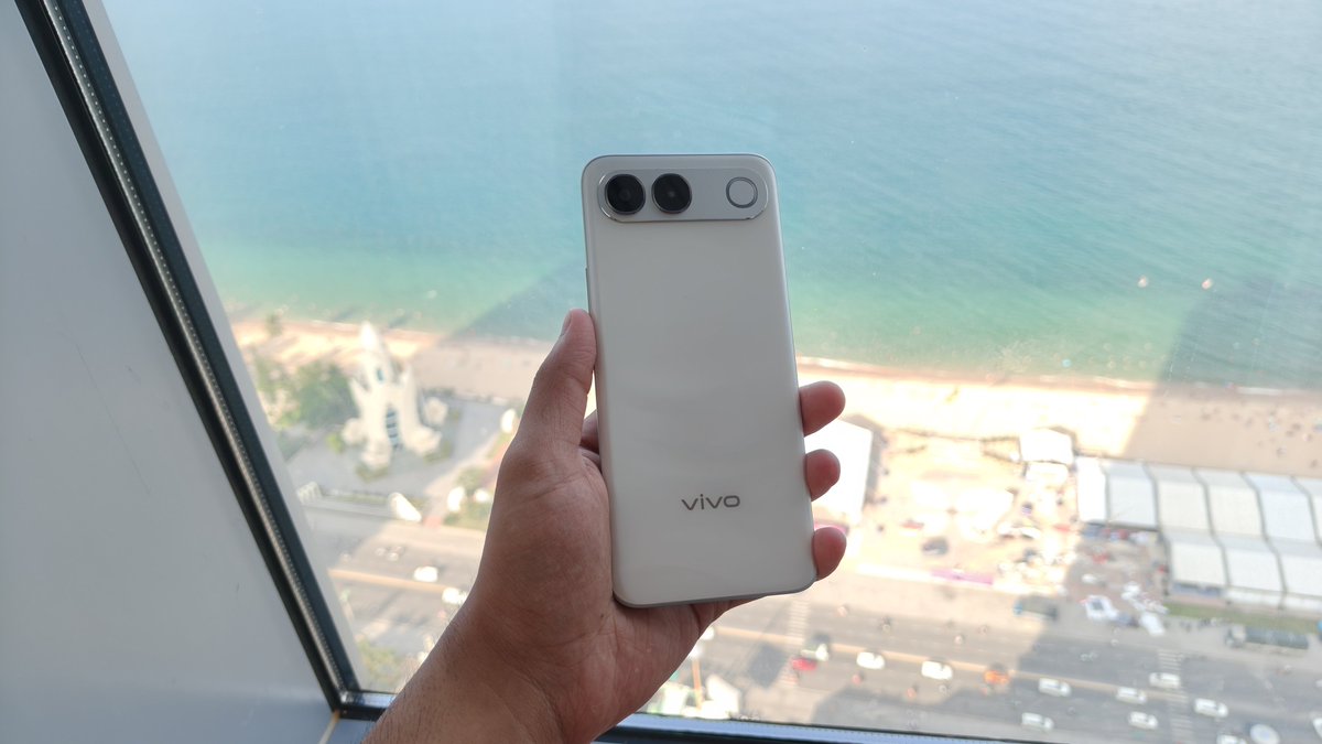 fossbytes14's tweet photo. vivo has just launched the S2 in India, starting at ₹39,999

The standout spec? A massive 7,050mAh battery in a phone that's just 7.99mm thick.

You also get:
• 6.83-inch 1.5K 120Hz AMOLED display
• Dimensity 7360-Turbo
• 50MP main + 32MP selfie camera
• 44W fast charging
• IP68 + IP69 rating
• OriginOS 6 based on Android 16
• 8GB RAM + up to 256GB UFS 3.1 storage

The battery is impressive, but LPDDR4X RAM at ₹39,999 feels a little dated. Review coming soon 👀