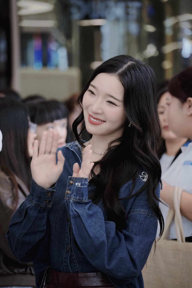 wang_yi9828's tweet photo. As long as you’re happy, everything is worthwhile
只要你平安喜乐，所有奔赴都值得

MIEAYA PRAEW SIAM PARAGON

#SiamParagonxPraewxMieAya
#ayaorapan https://t.co/Ayf8RyuJ3V