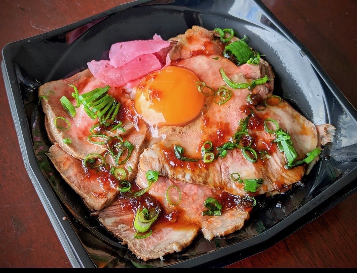cda_catering's tweet photo. 東京体育館のご紹介！              

マリノススタグルの定番名物！利益度外視のA5松坂牛ローストビーフ丼を提供してくれる極みフーズさん！これがたまらなく美味い！    

名物A5切り落とし黒毛和牛牛すじ丼はリピーター爆増中！本当にトロトロで虜になること間違いなし！

キッチンカーをよくご覧下さい！マリノスグッズでいっぱいです！店主のマリノス愛は止まりません！

#マリノススタグル