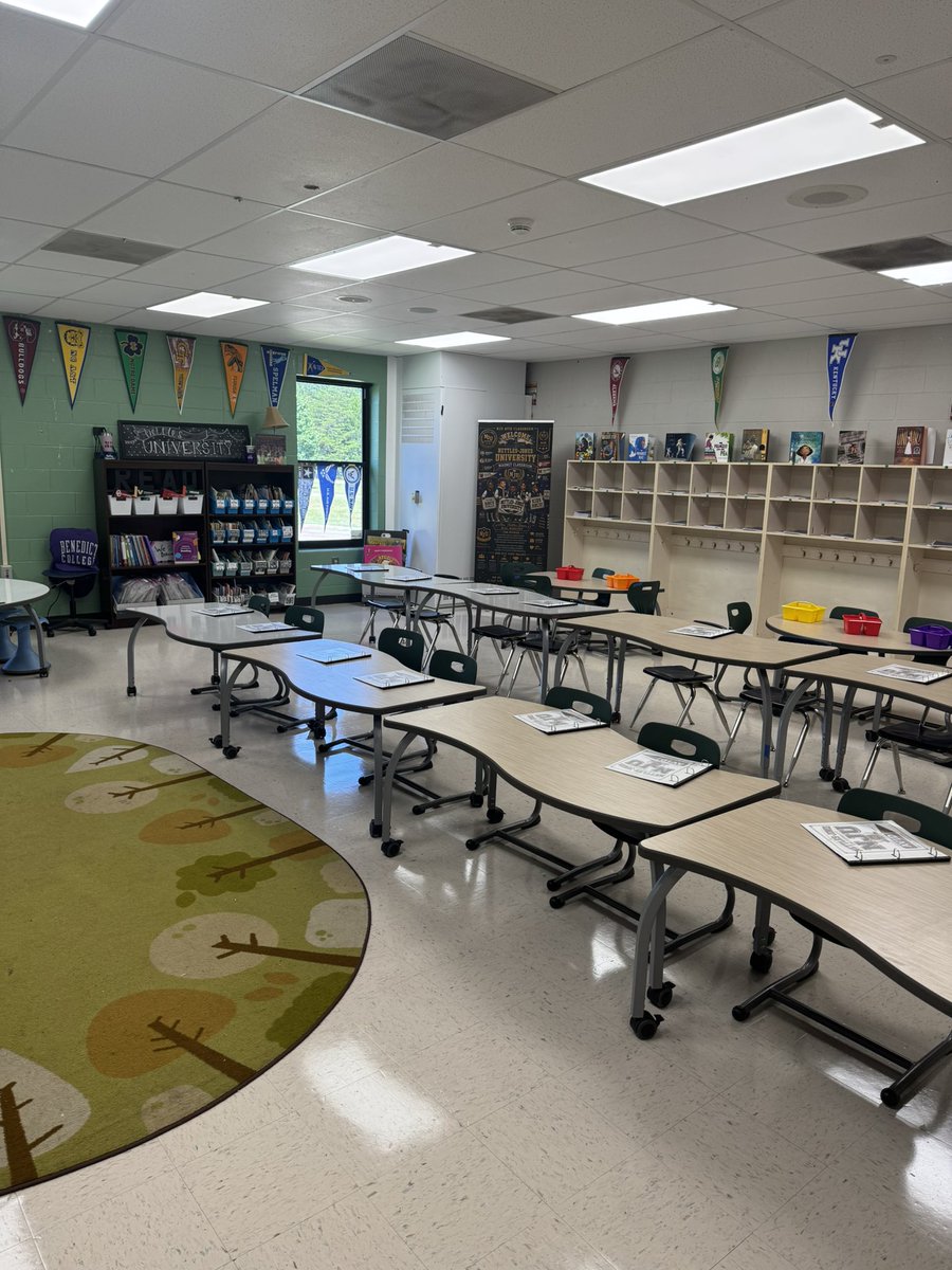 MrsNettlesJones's tweet photo. First Day of School: Chapter 20! ππΎ Have a wonderful school year!!! #3rdGrade #NJUniversity #GoFHES π¦
https://t.co/xVpLsYFMZa