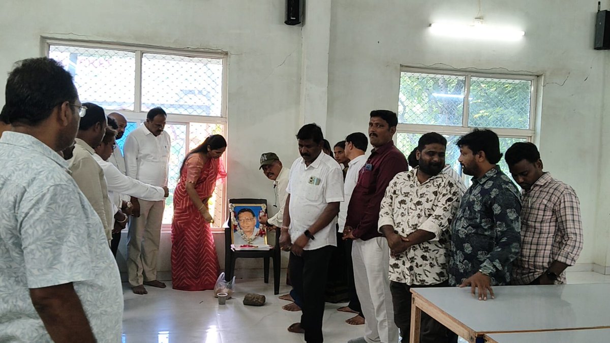 MC_Bodhan's tweet photo. Today on the occation of the birth anniversary of Prof. K. Jayashankar Garu by paying floral tributes to his photo. participated Municipal Chairperson Smt. Tumu Padma Garu, Municipal Commissioner, Councillors, and staff .
@tksreedevi
@cdmatelangana https://t.co/7obFR6Wyfh