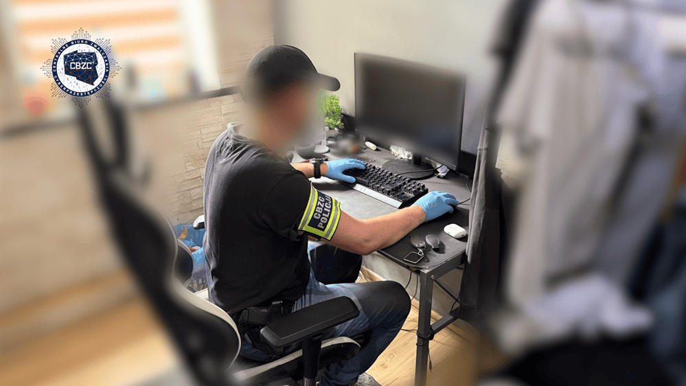 CyberDefence24's tweet photo. 🚔CBZC zatrzymało kolejne młode osoby, które zarabiały na DDoS-ach 💸

Nie tylko same przeprowadzały tego typu ataki, ale również udostępniały narzędzia innym. To był właśnie ich sposób na czerpanie regularnych zysków.

Najmłodszy zatrzymany mężczyzna miał 17 lat.

[Więcej w komentarzu👇]