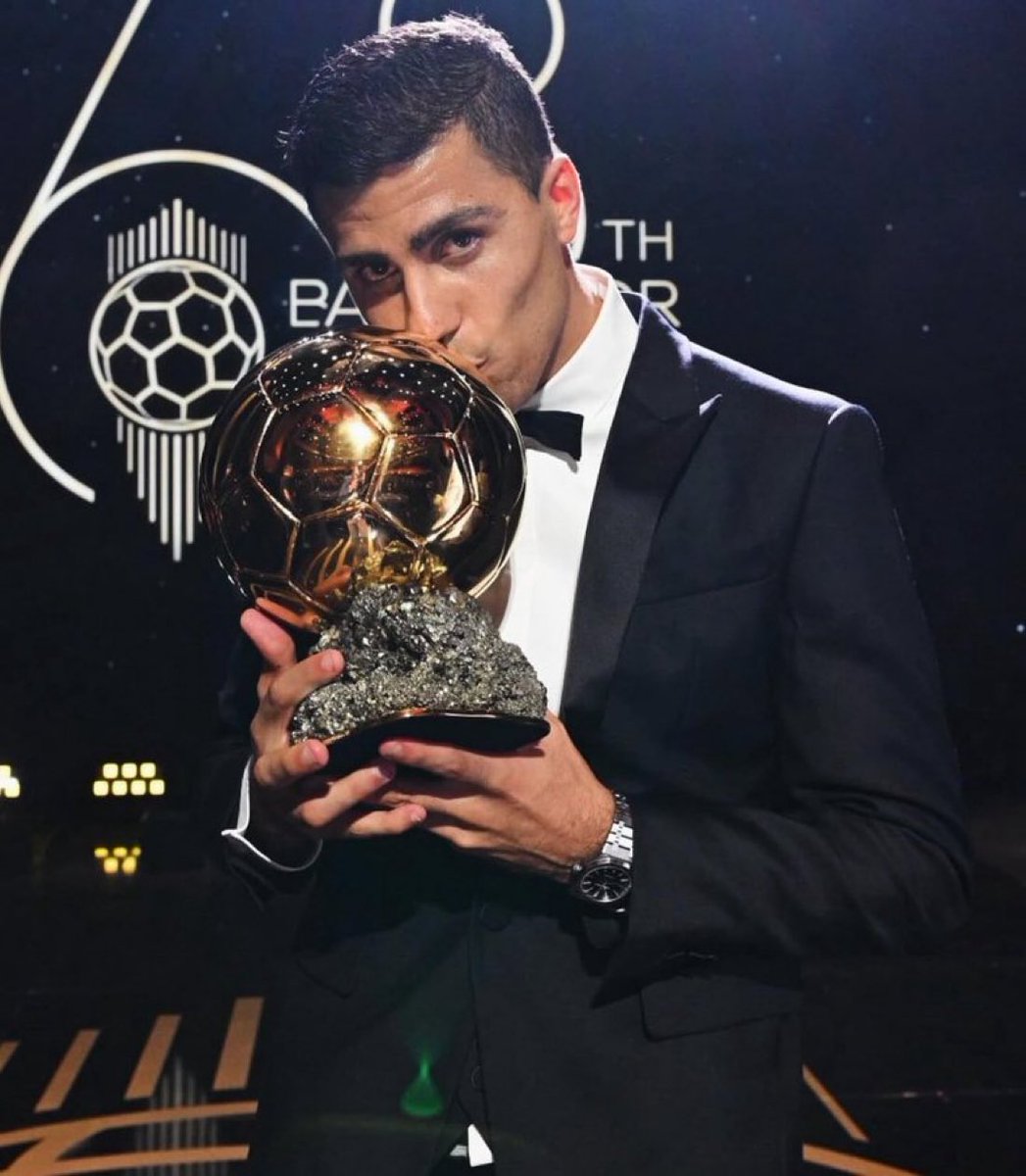 M0tb7's tweet photo. بالنسبة لي تجاوزت موضوع رودري ، النادي مايوقف على لاعب 

لكن محد استغرب باراء الناس عن رودري قبل وبعد ؟

رودري 2024 حرامي بالندور..
رودري 2026 افضل محور بالتاريخ..

الجمهور الوحيد اللي يعرف قيمة هذا اللاعب هو جمهور السيتي من 2022 وهم مقتنعين انهم يملكون الافضل ،الناس وصلت متأخرة https://t.co/lYULAMkNPo