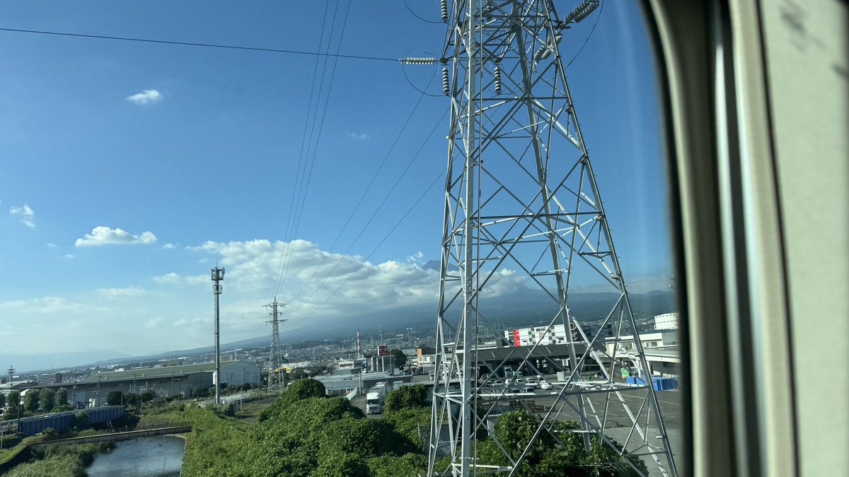 sweetimo_kaya's tweet photo. 新幹線から撮る🗻のムヅカシサったら https://t.co/X9VaVbZNoR