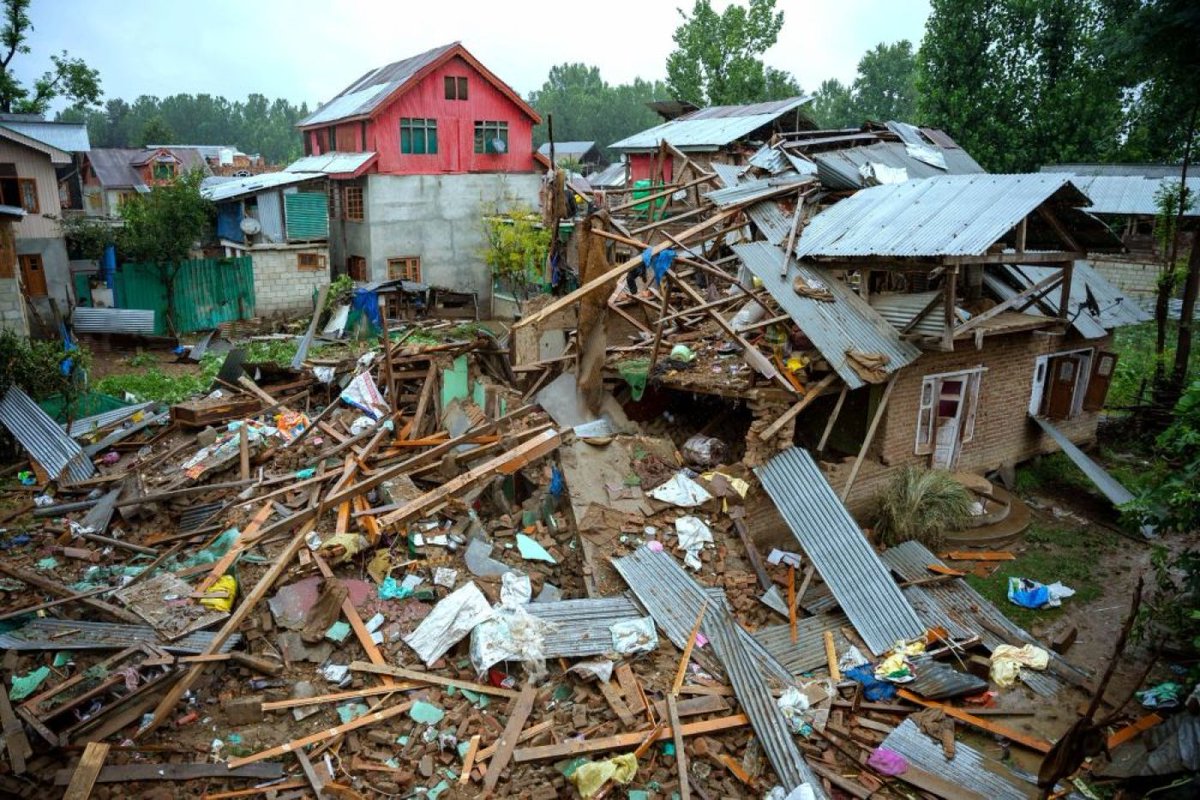 betwasharma's tweet photo. No rule of law in Kashmir

Home demolitions violate Supreme Court order
Repeat detentions are a way of life

Anantnag labourer tells @IamUmerfarooq21 @ilu_tantray this "pick and release pattern" makes him want to "give up on everything"
 
"I'm fed up" 

Photos: @Itsmeidrees 1/2 https://t.co/3VZ4MIZIZp