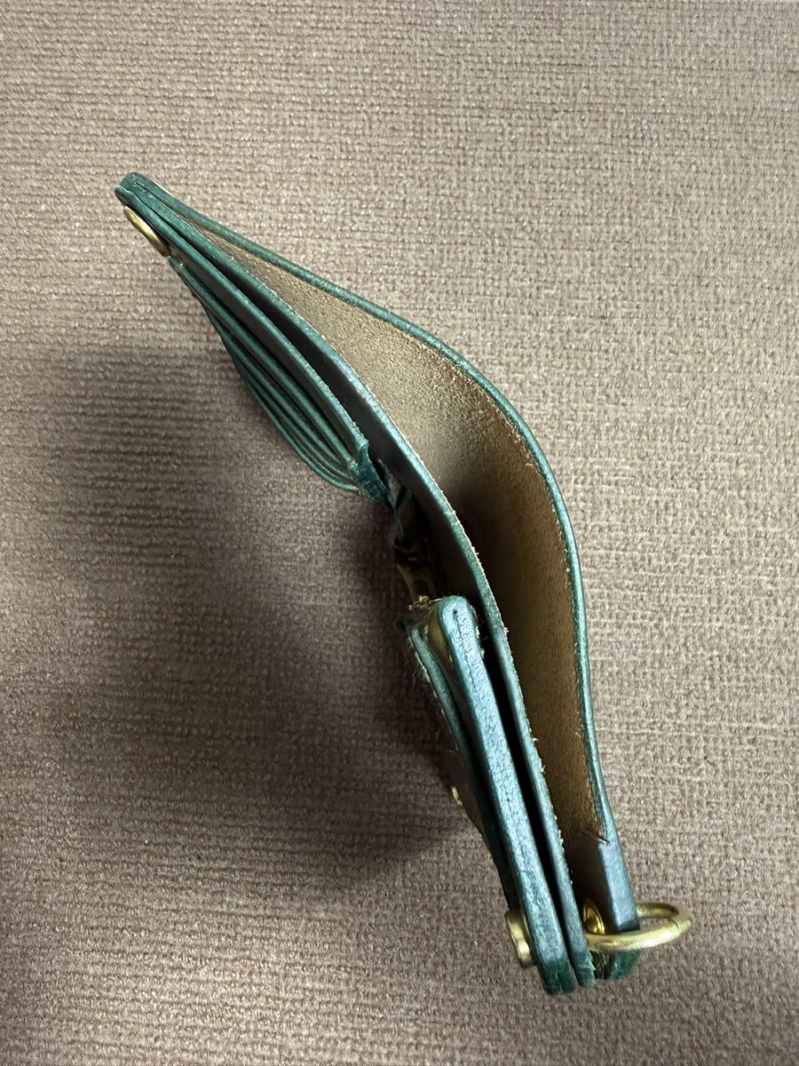 magukingfactory's tweet photo. クロムエクセルのカラーオリーブになります。
現在は仕入れてませんが
お気軽にお問い合わせください。
クロムエクセルはブラック以外はプルアップのレザー
風合いを楽しませてくれます。
バーガンディの入荷は未定になっております。
ありがとうございます。
今日も感謝🔥🔥🔥
マグキングファクトリー https://t.co/NJRIcfj20x