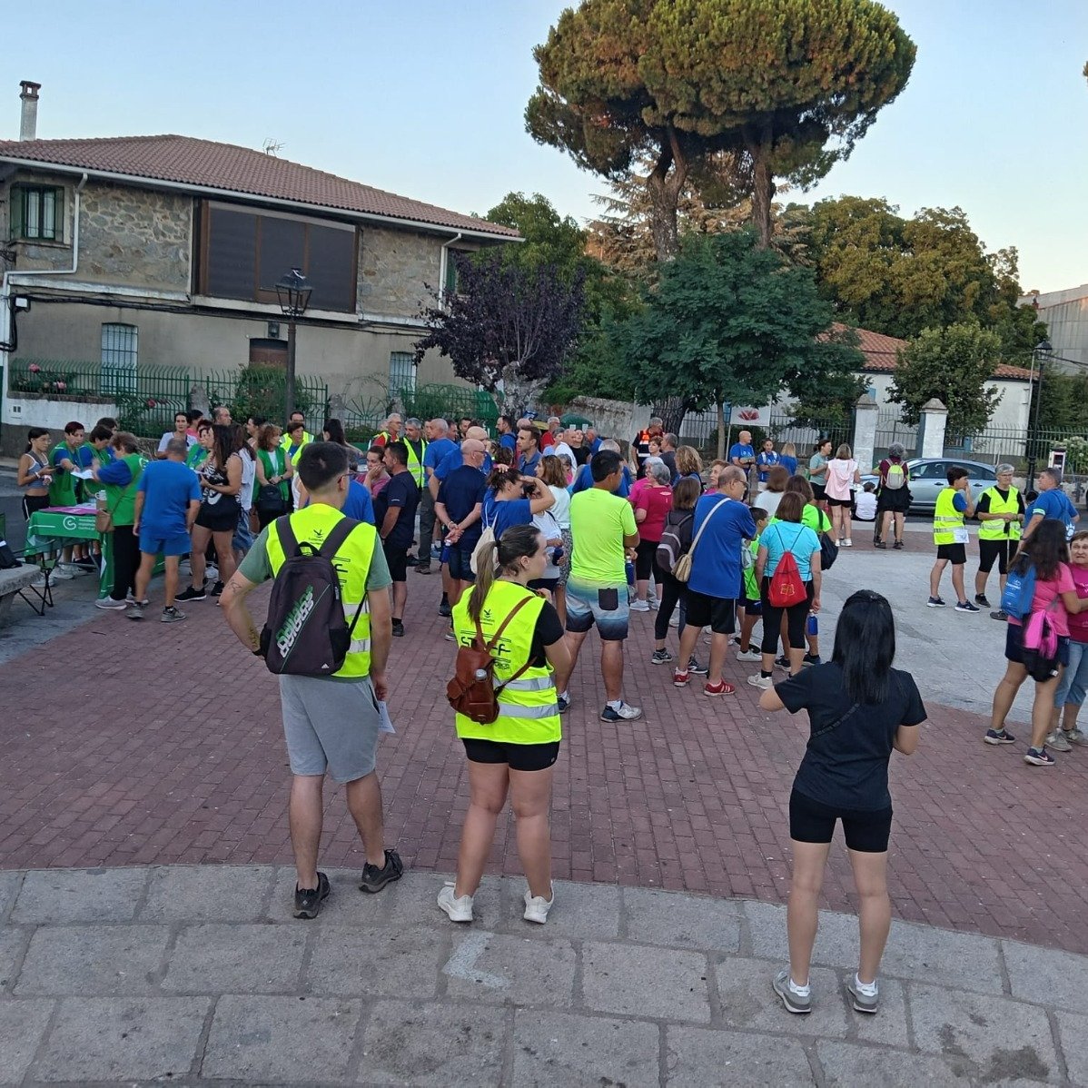 ContraCancerCAC's tweet photo. 👟🙌 Piornal también marcha por la investigación.

La I Marcha por la Investigación de Piornal reunió ayer a más de un centenar de personas en una ruta nocturna organizada por la Asociación Española Contra el Cáncer en la localidad.

¡Gracias a la localidad y los voluntarios! 💚 https://t.co/Boe2U8JBSf