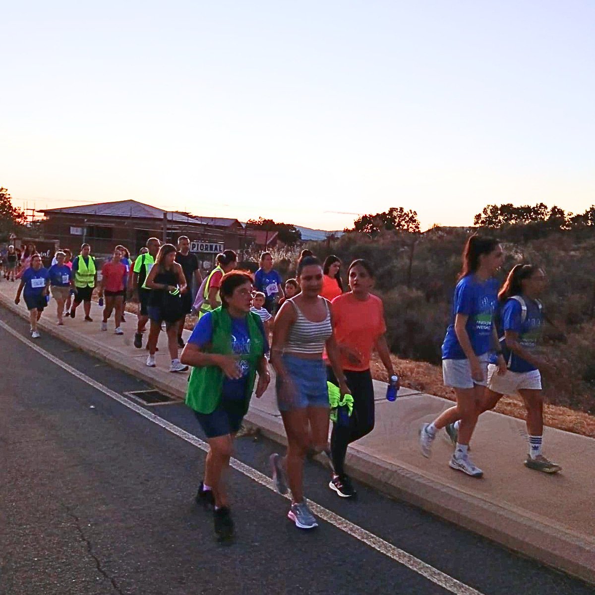 ContraCancerCAC's tweet photo. 👟🙌 Piornal también marcha por la investigación.

La I Marcha por la Investigación de Piornal reunió ayer a más de un centenar de personas en una ruta nocturna organizada por la Asociación Española Contra el Cáncer en la localidad.

¡Gracias a la localidad y los voluntarios! 💚 https://t.co/Boe2U8JBSf