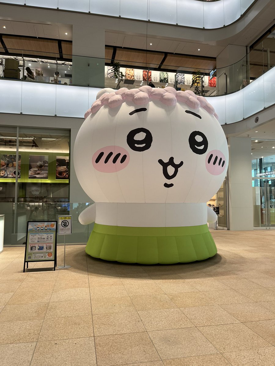 TESS149's tweet photo. 映画「ちいかわ」を梅田で鑑賞後にKITTE大阪で巨大ちいかわを見てきた。普段はくりまんじゅう推しだけど今回はちいかわにグッと気持ちを持って行かれたよ。久しく新幹線旅してないからツツウラウラ出かけたいな。
#JR東海巨大ちいかわキャンペーン
#ちいかわ https://t.co/KzS6xo6KWV