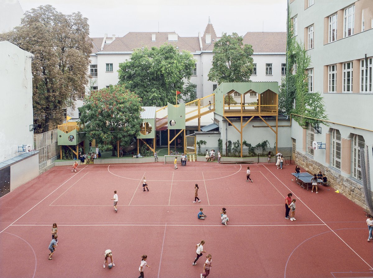 lopedetoledo's tweet photo. Studio KRAFT tenía 6 metros de ancho y 500 niños al día.

En vez de meter el catálogo de juguetes de plástico de toda la vida, construyeron un paisaje vertical de madera con casas en altura, redes y puentes dentro del patio del colegio Bajza de Budapest. https://t.co/rE7GC0GJBm