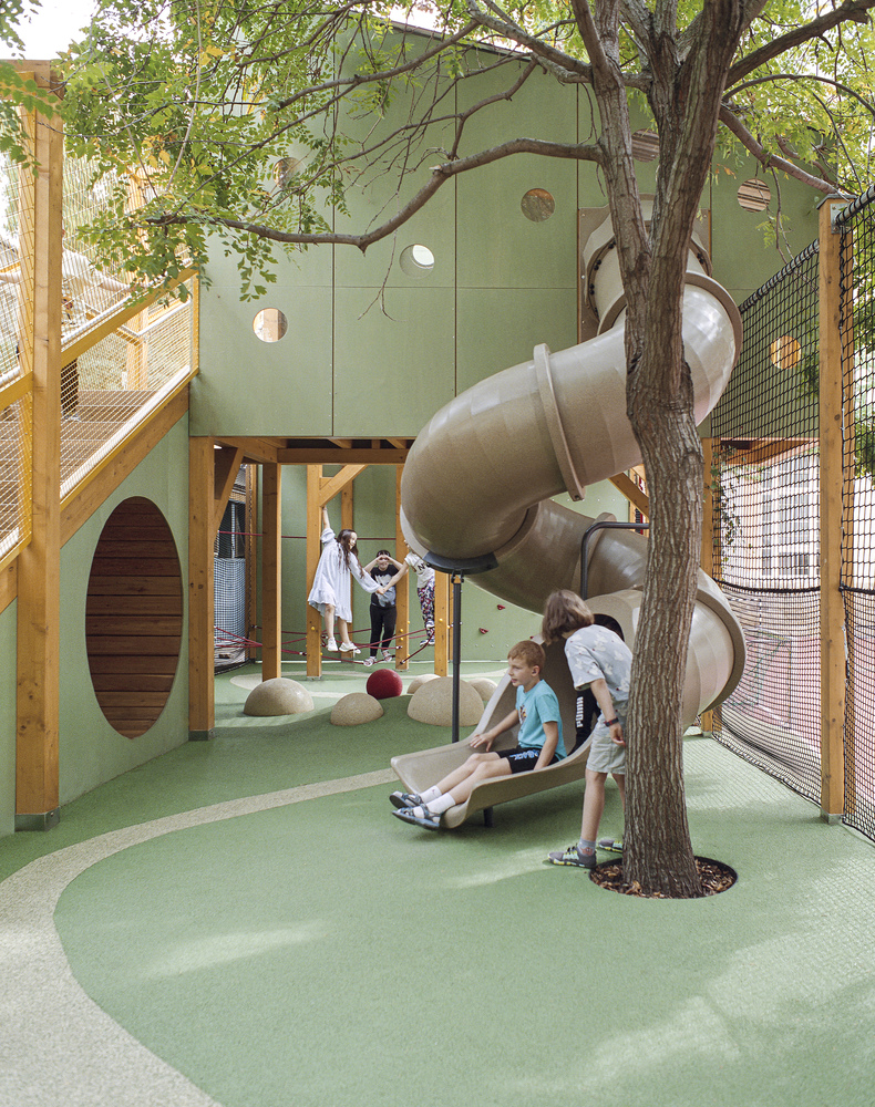 lopedetoledo's tweet photo. Studio KRAFT tenía 6 metros de ancho y 500 niños al día.

En vez de meter el catálogo de juguetes de plástico de toda la vida, construyeron un paisaje vertical de madera con casas en altura, redes y puentes dentro del patio del colegio Bajza de Budapest. https://t.co/rE7GC0GJBm