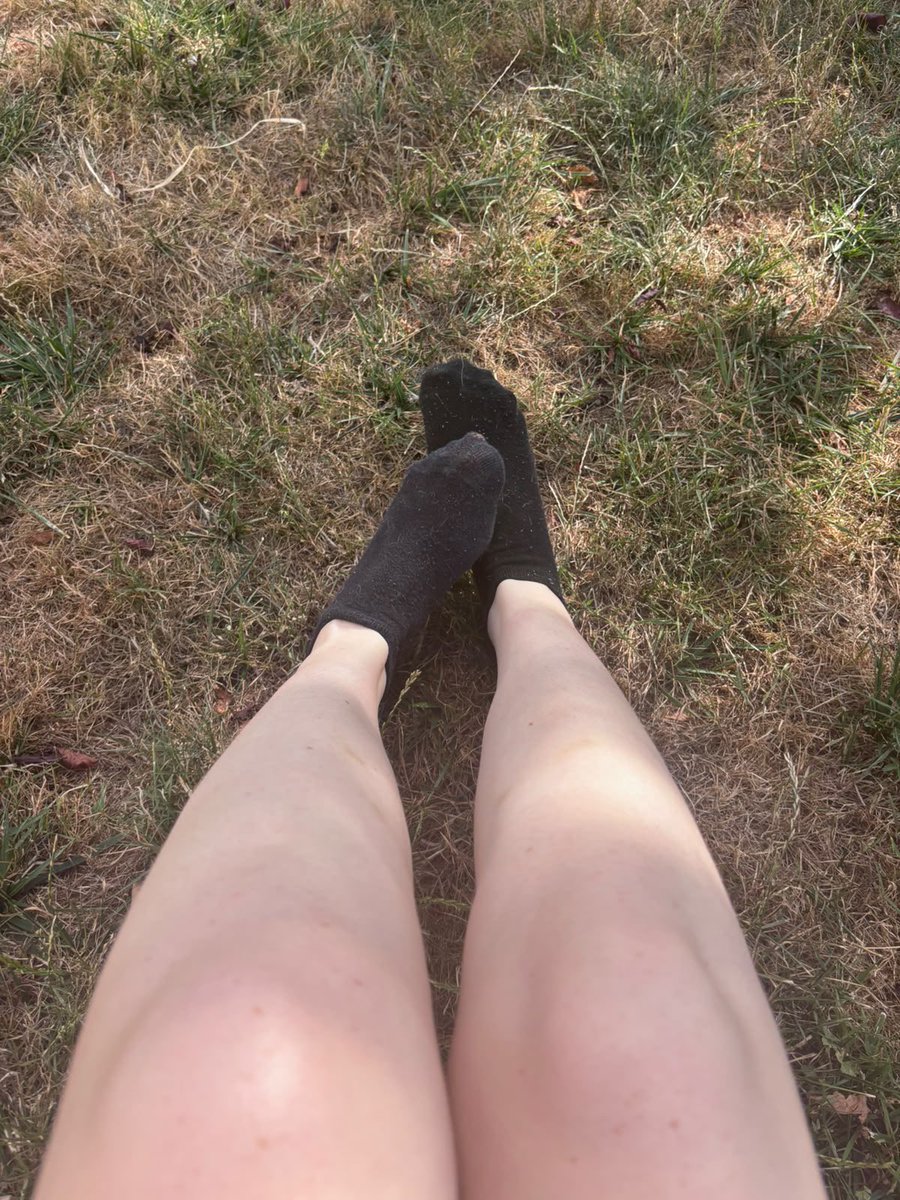 FANDOMONEY's tweet photo. Bon matin j’ai changé de chaussettes 😇

#feet #feetfetısh #moneyslave #soumis #findom https://t.co/sfdsEYZobe