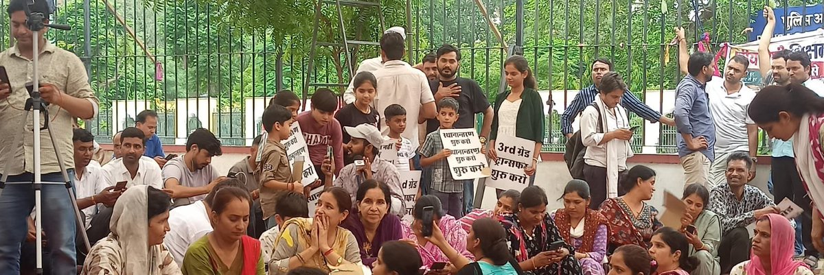 sanjay19990's tweet photo. क्या हमारे शिक्षक साथियो का जमीर इन नन्हें बच्चो से भी बुरा है जो घर पर बैठकर सिर्फ रील स्क्रॉल कर रहे है और ट्रांसफर की न्यूज़ का इंतजार कर रहे है
साथियो आपके सिर्फ 2 दिन हमारे वर्षो के वनवास को खत्म कर देंगे और 3rd ग्रेड के ट्रांसफर ना करने की परम्परा को हमेशा के लिए खत्म करेगी https://t.co/6uPCmhgQ7t
