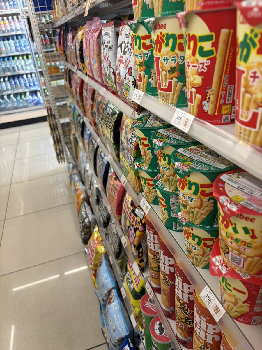 UTAMeeeeN's tweet photo. さっき行ったファミマ
商品がめっっっっちゃ綺麗に並んでたからつい写真撮っちゃった
ここまで来ると芸術！美術館行った気分 https://t.co/JqNOR8DGYL