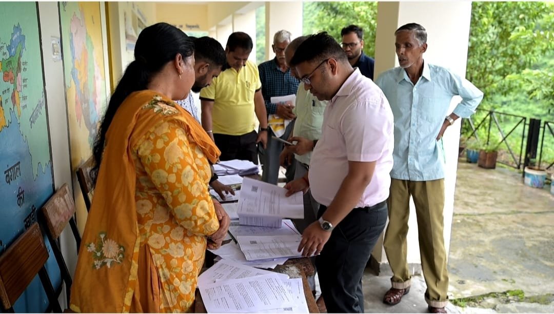 DmRudraprayag's tweet photo. विशेष गहन पुनरीक्षण- 2026 के तहत जिलाधिकारी श्री विशाल मिश्रा ने मतदेय स्थल संख्या-151, राजकीय बालिका इंटर कॉलेज, रुद्रप्रयाग का निरीक्षण किया। नोटिस वितरण, दावे-आपत्तियों एवं सुनवाई प्रक्रिया की समीक्षा कर पारदर्शी, निष्पक्ष एवं समयबद्ध कार्रवाई सुनिश्चित करने के निर्देश दिए। https://t.co/nOjPHs35aU